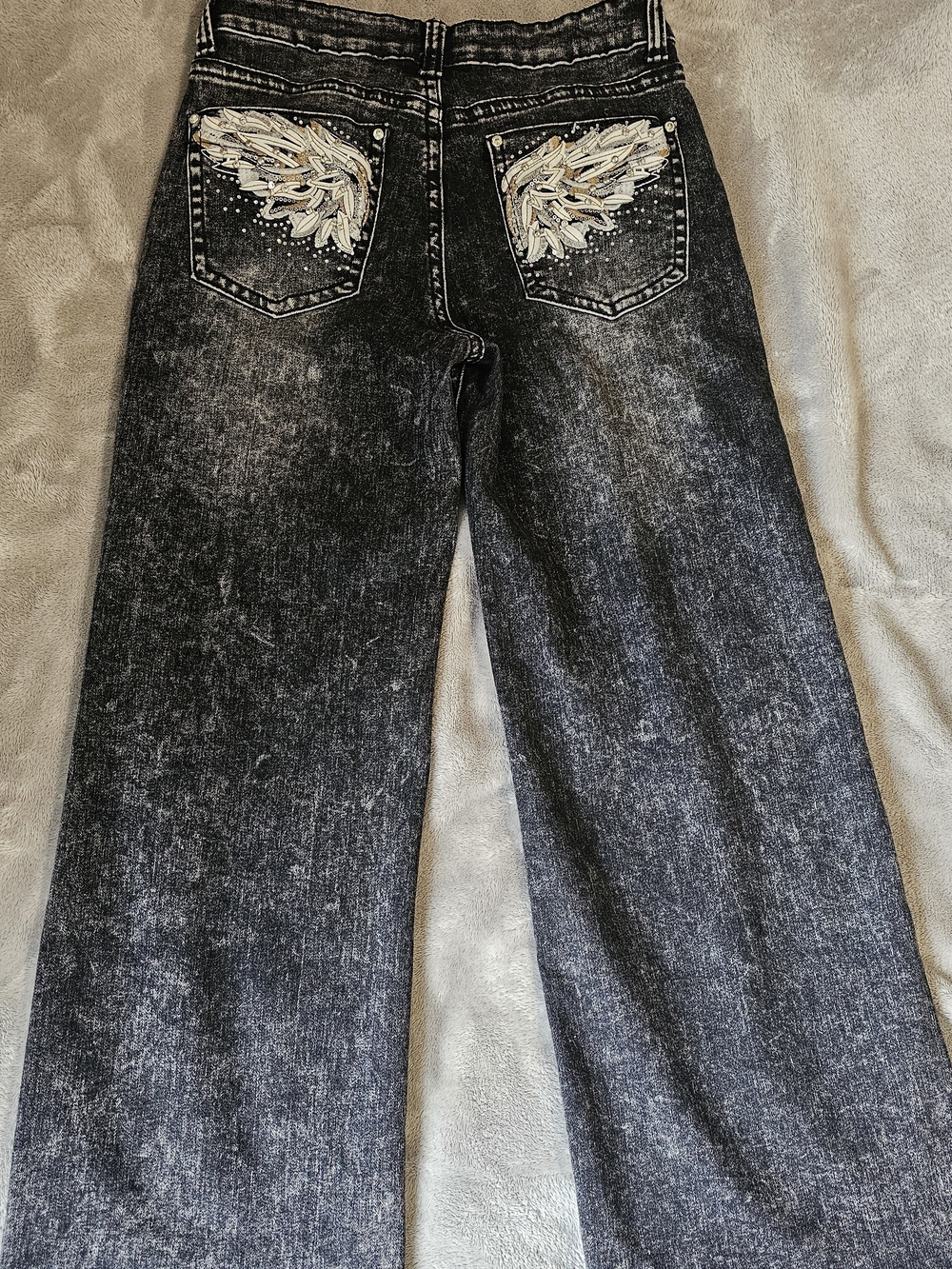 Embroidered Wing Back Pockets Black Acid-Wash Jeans